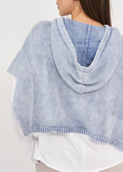 Sleeveless knit top with blue hat