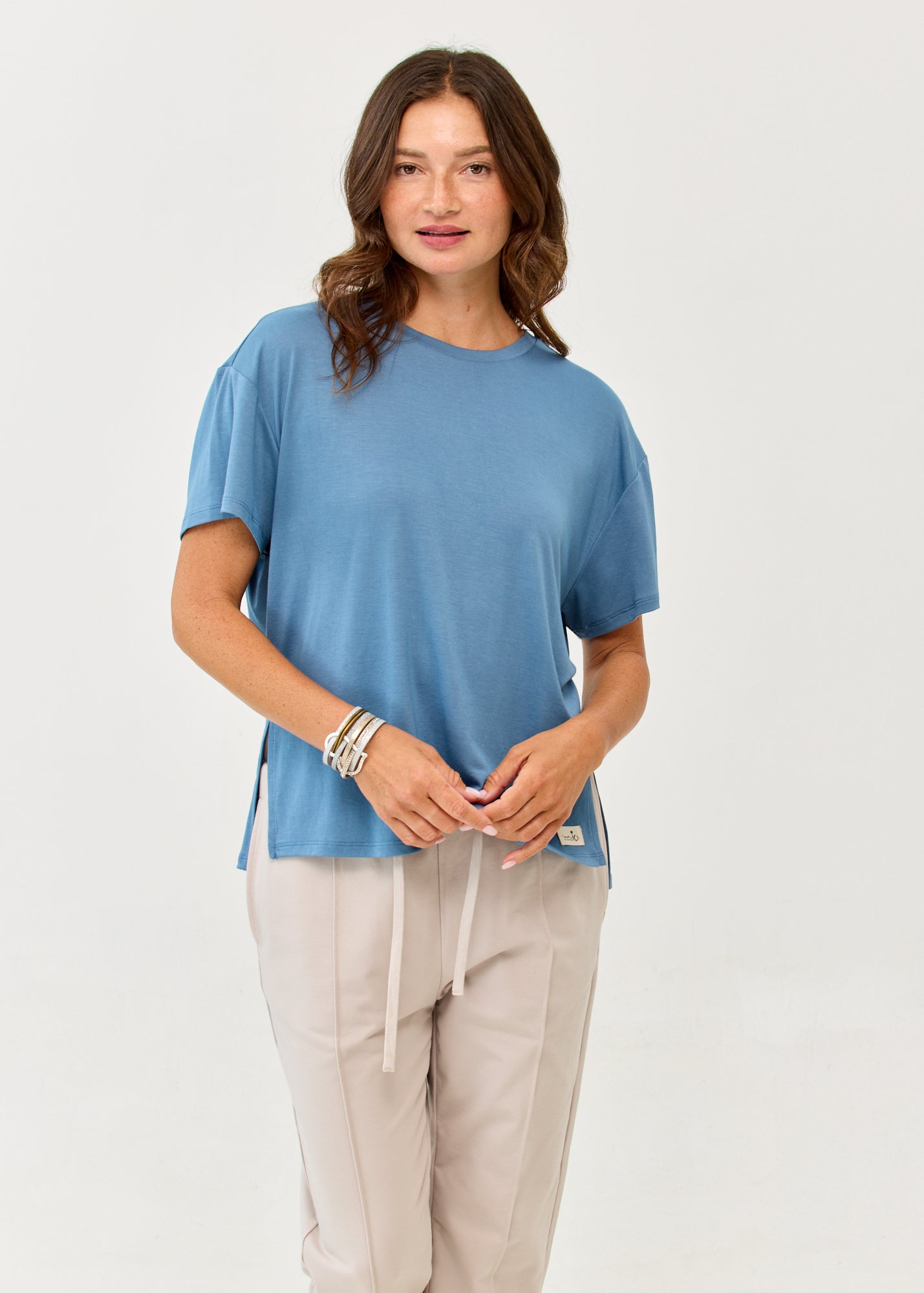 Short-sleeved T-shirt, straight fit, side slits, blue