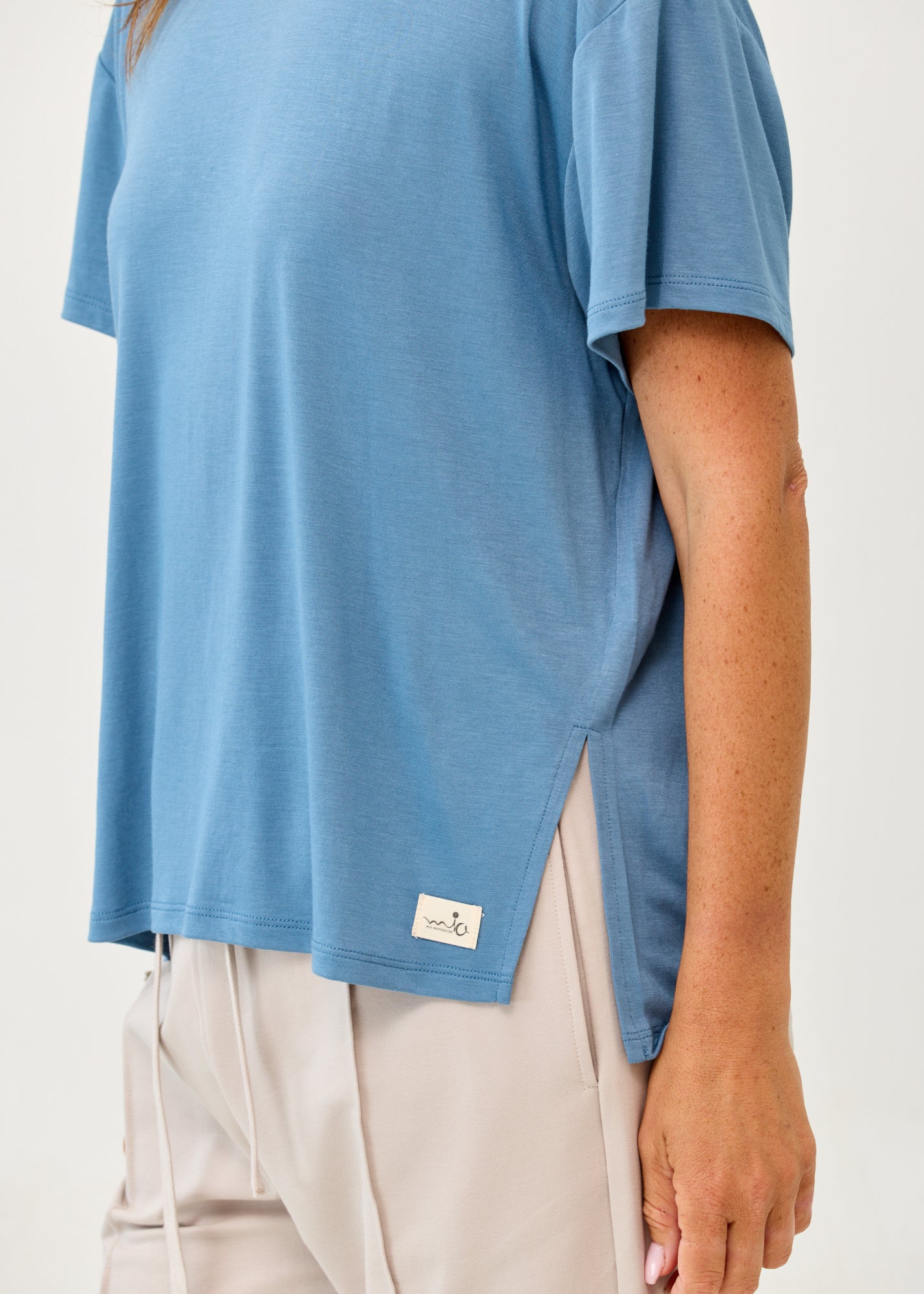 Short-sleeved T-shirt, straight fit, side slits, blue
