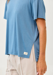 Short-sleeved T-shirt, straight fit, side slits, blue