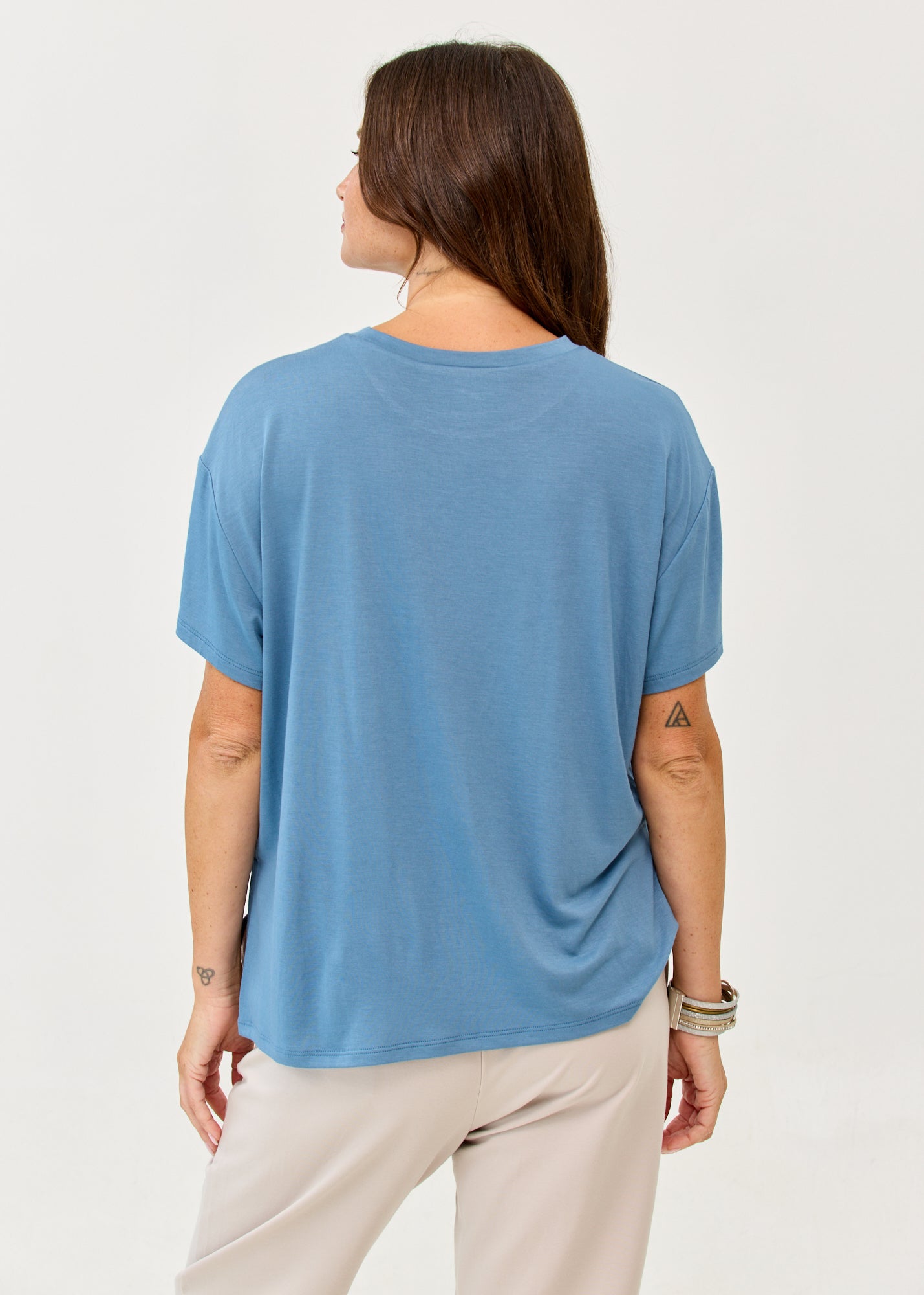 Short-sleeved T-shirt, straight fit, side slits, blue