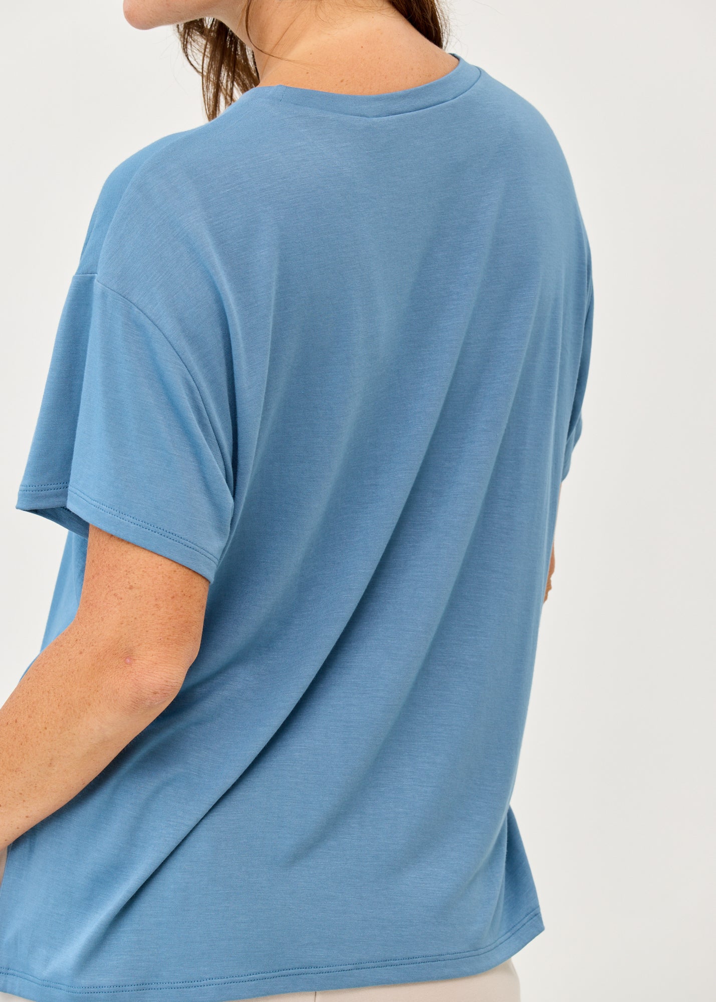 Short-sleeved T-shirt, straight fit, side slits, blue