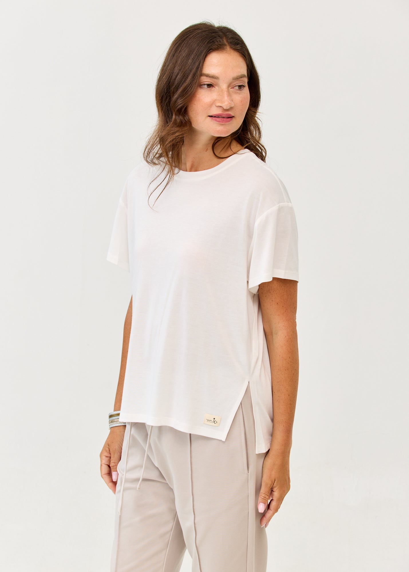 Straight short sleeve t-shirt, slits on the sides, white