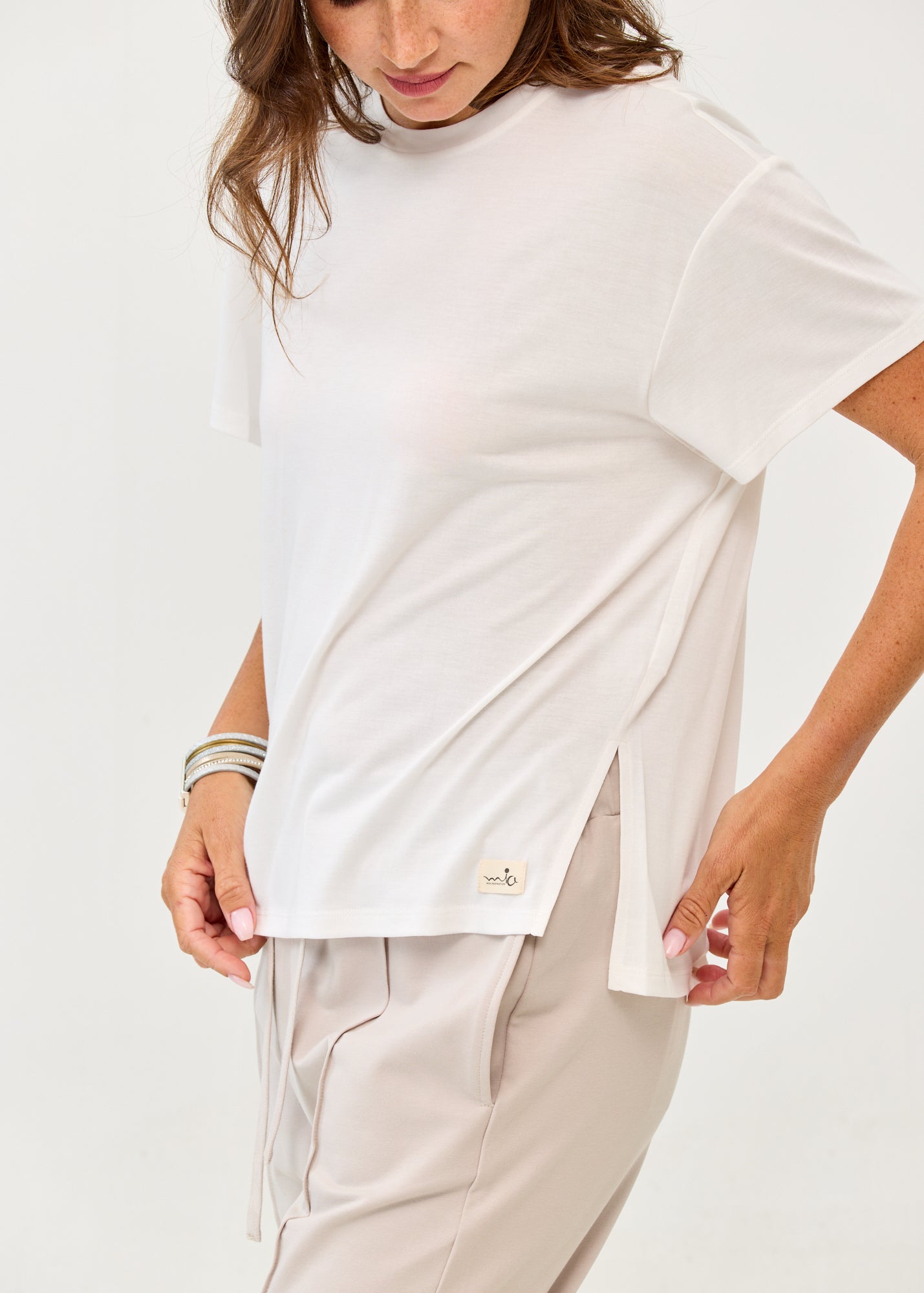 Straight short sleeve t-shirt, slits on the sides, white