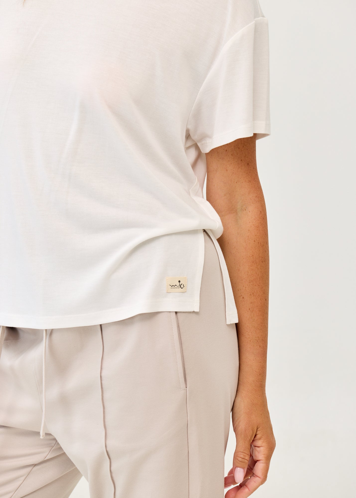Straight short sleeve t-shirt, slits on the sides, white