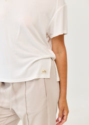 Straight short sleeve t-shirt, slits on the sides, white