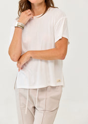 Straight short sleeve t-shirt, slits on the sides, white