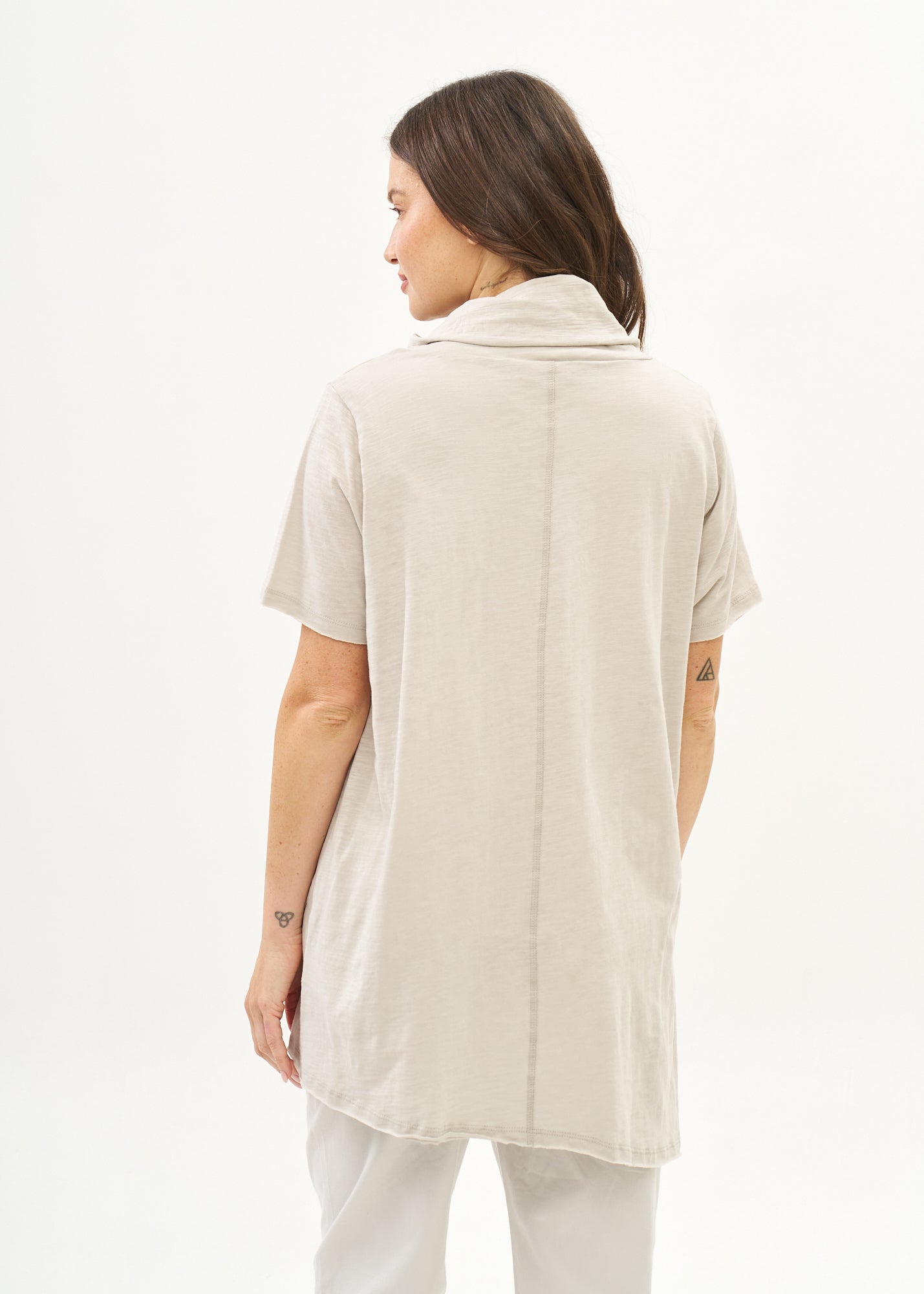 Short sleeve top with stone collar and buttons