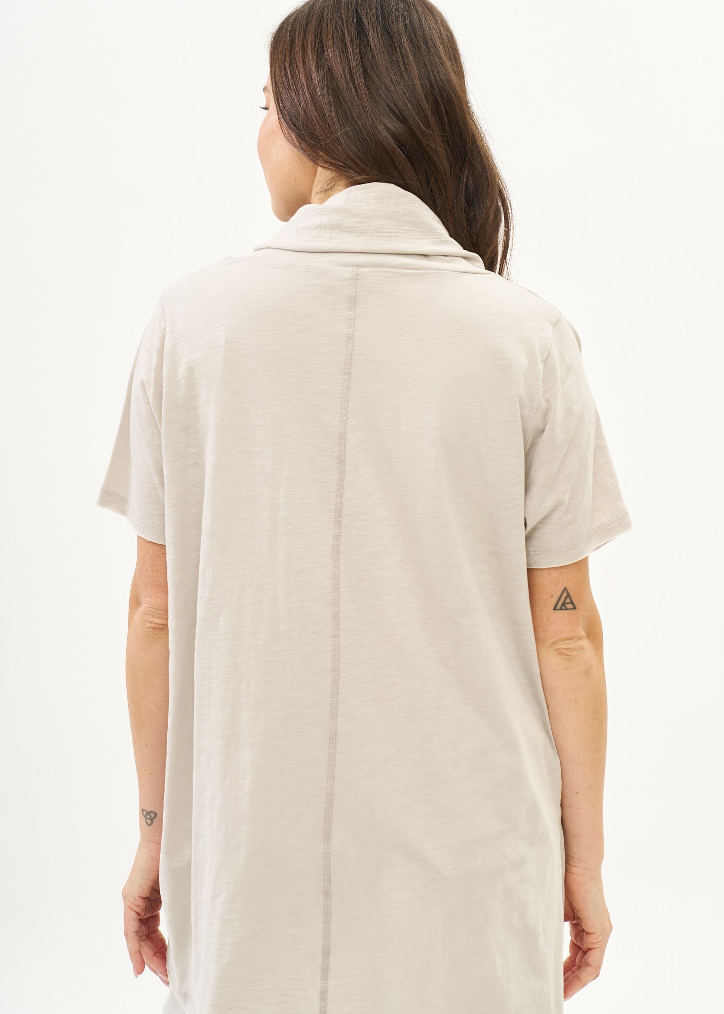 Short sleeve top with stone collar and buttons