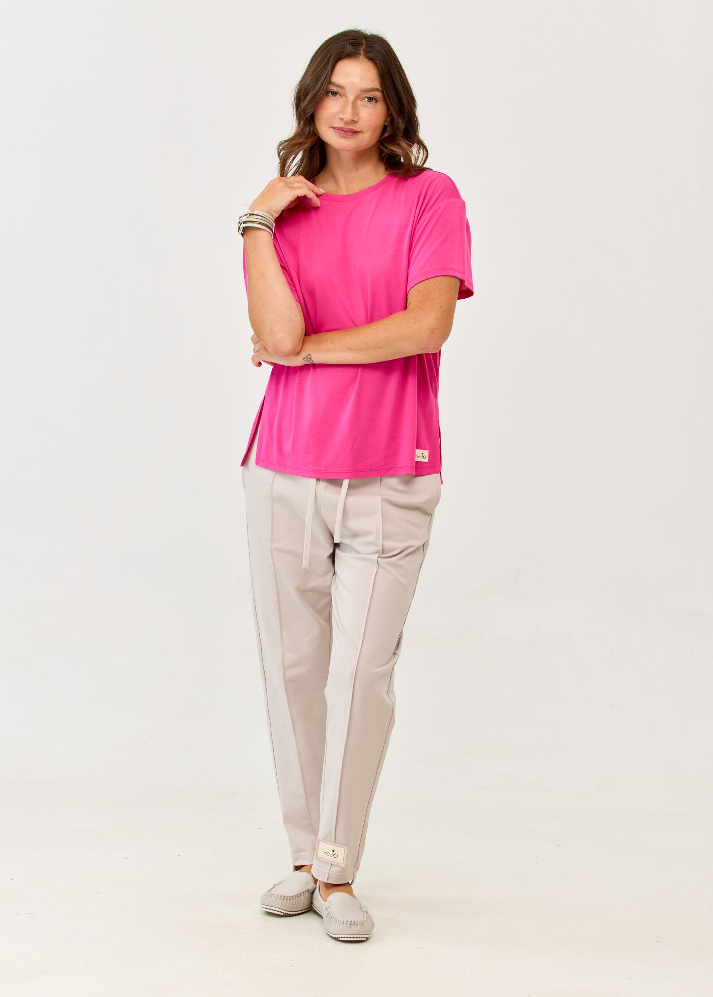 Fuchsia pink short sleeve T-shirt, straight fit, side slits