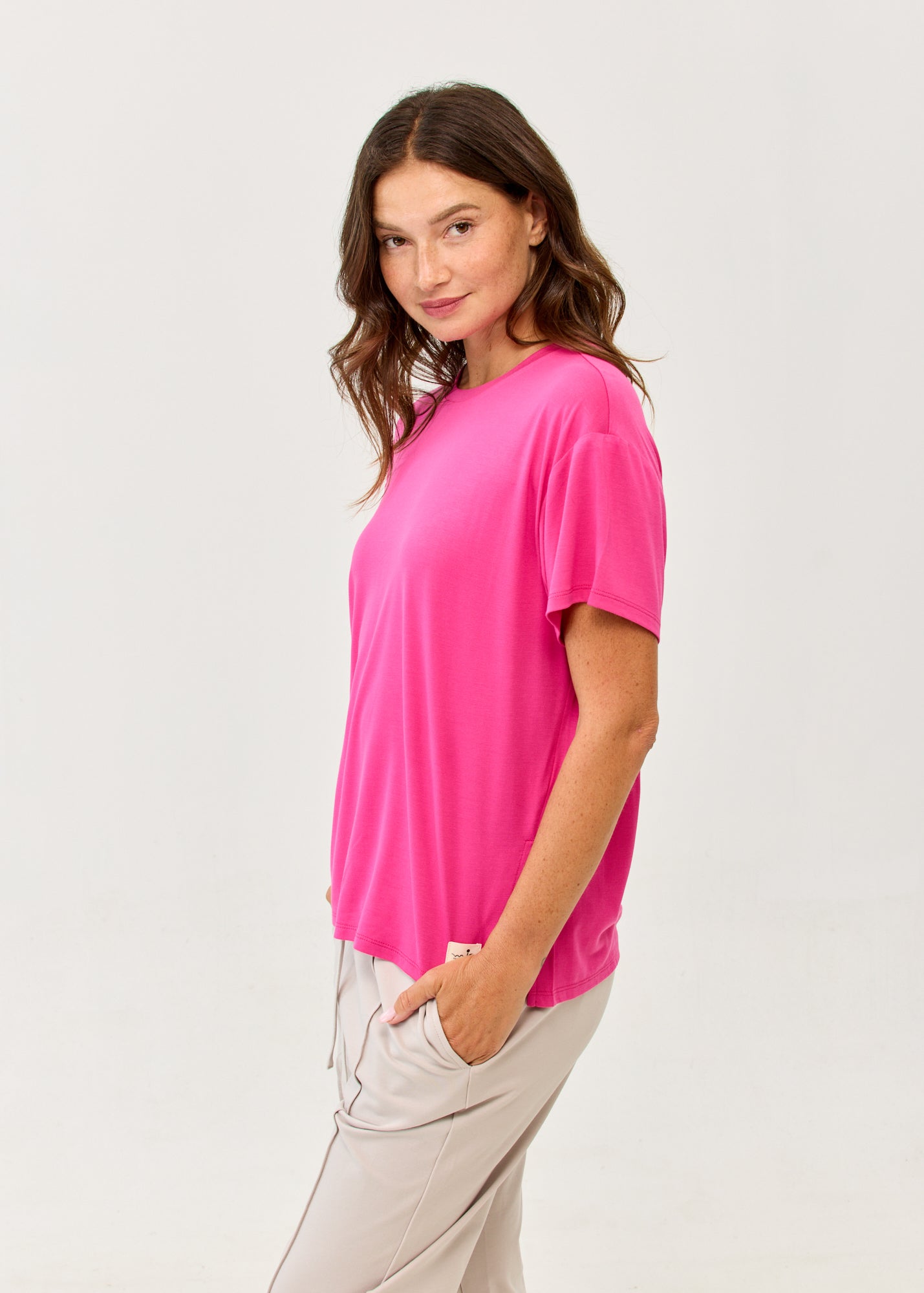 Fuchsia pink short sleeve T-shirt, straight fit, side slits