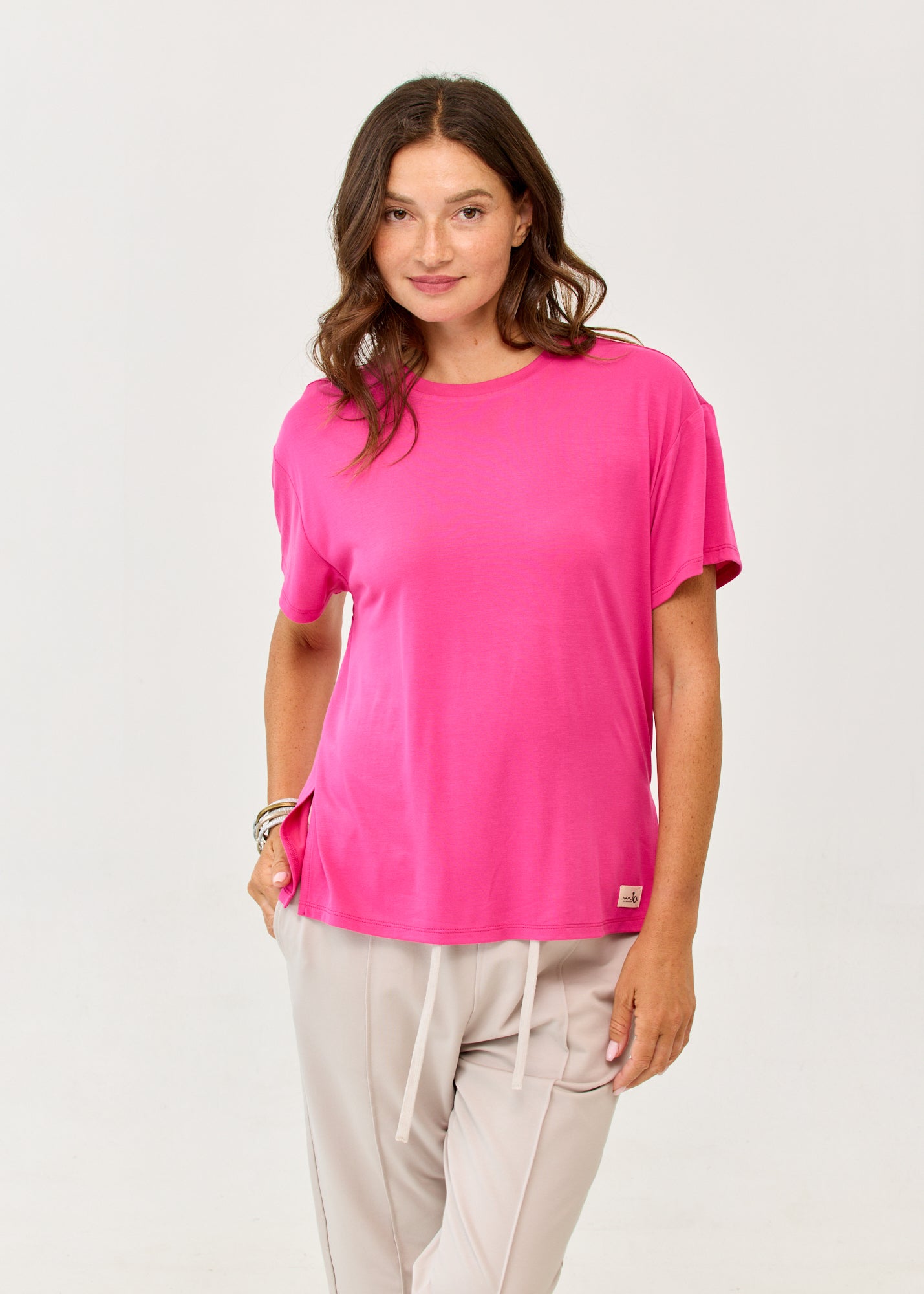 Fuchsia pink short sleeve T-shirt, straight fit, side slits