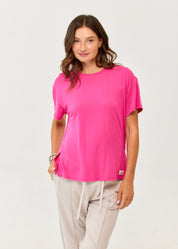 Fuchsia pink short sleeve T-shirt, straight fit, side slits