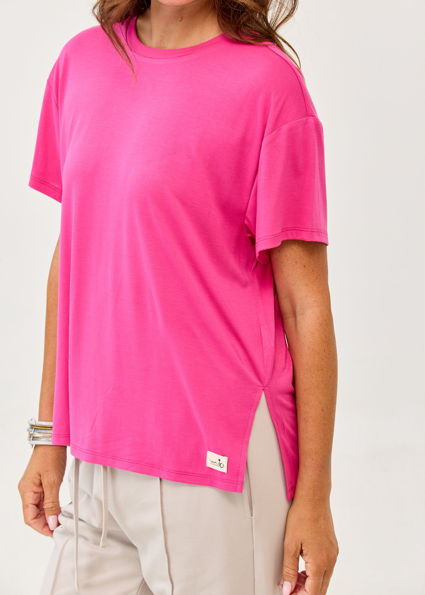 Fuchsia pink short sleeve T-shirt, straight fit, side slits