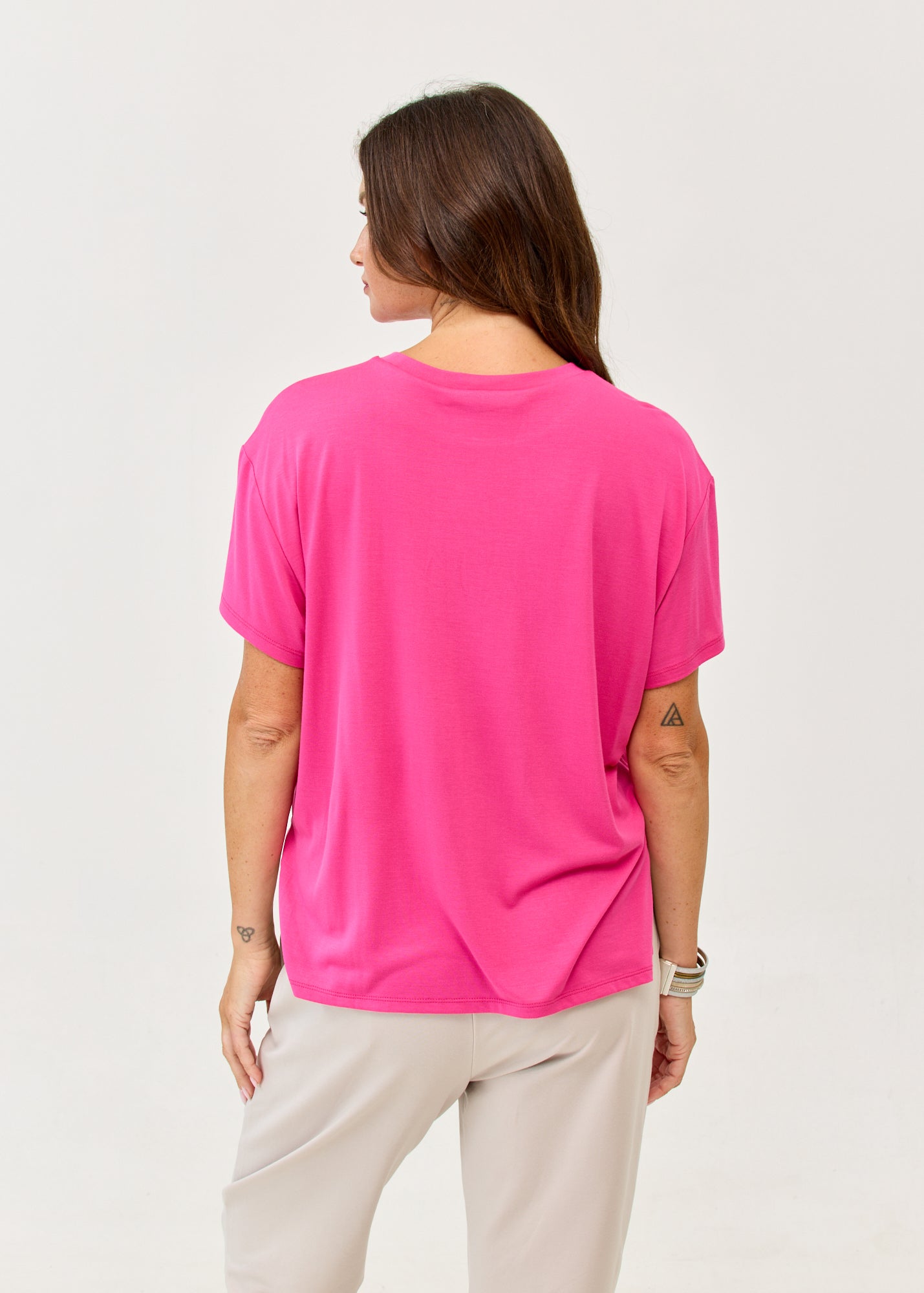 Fuchsia pink short sleeve T-shirt, straight fit, side slits