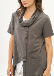 Dark gray short-sleeved collar and button-down top