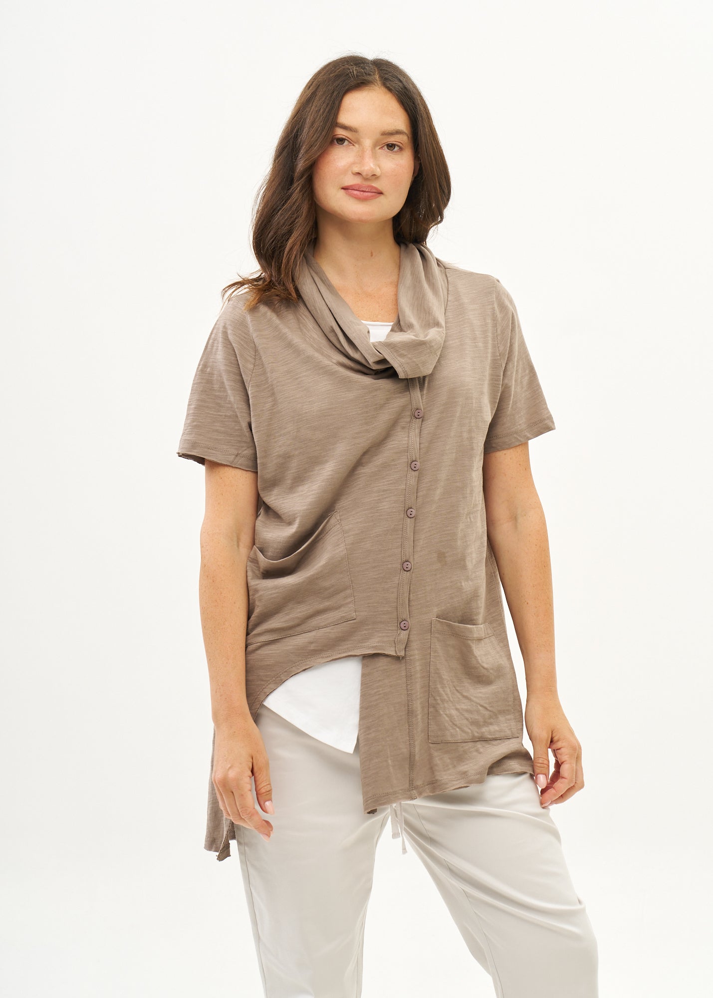 Short sleeve top with collar and buttons, brown