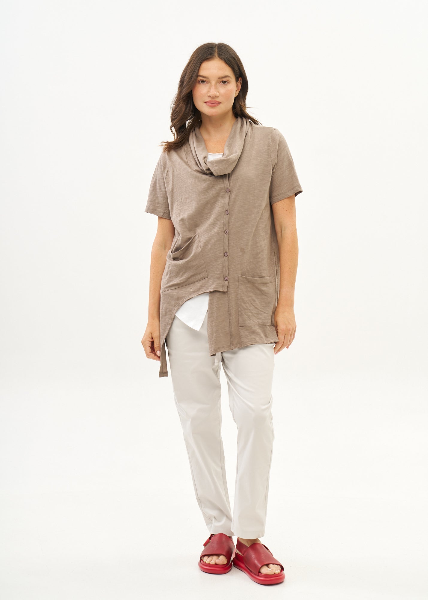 Short sleeve top with collar and buttons, brown