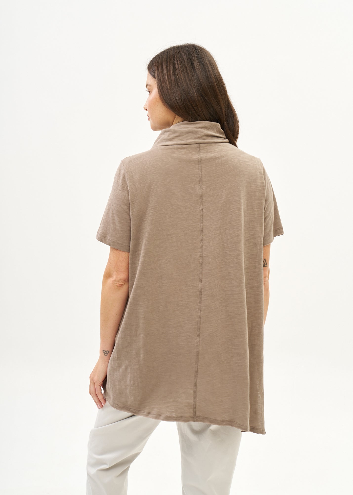 Short sleeve top with collar and buttons, brown