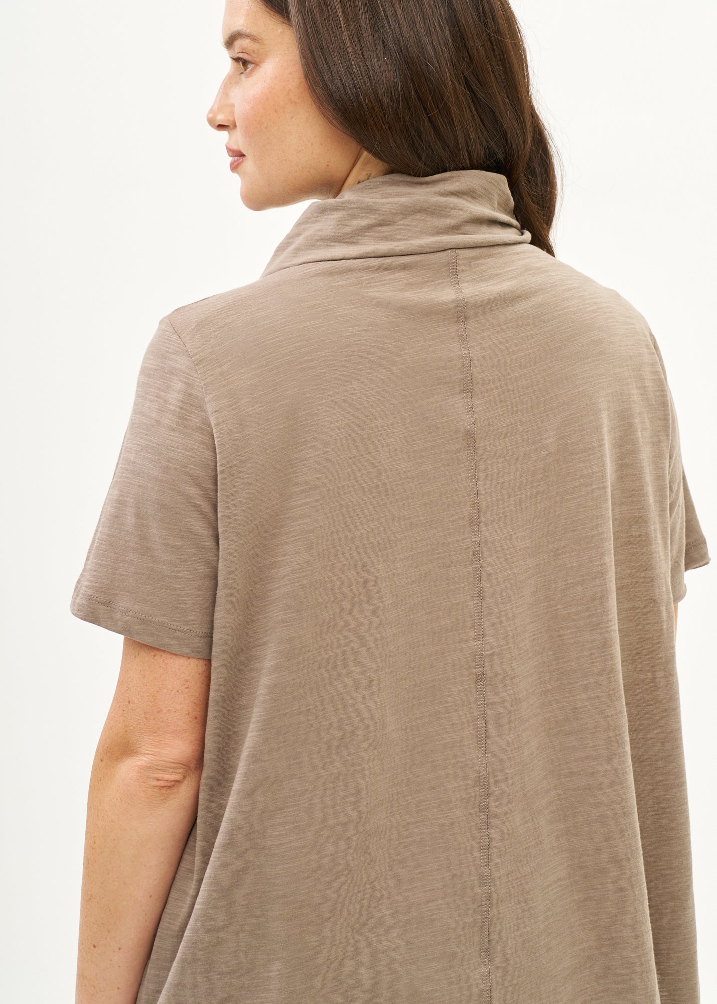 Short sleeve top with collar and buttons, brown