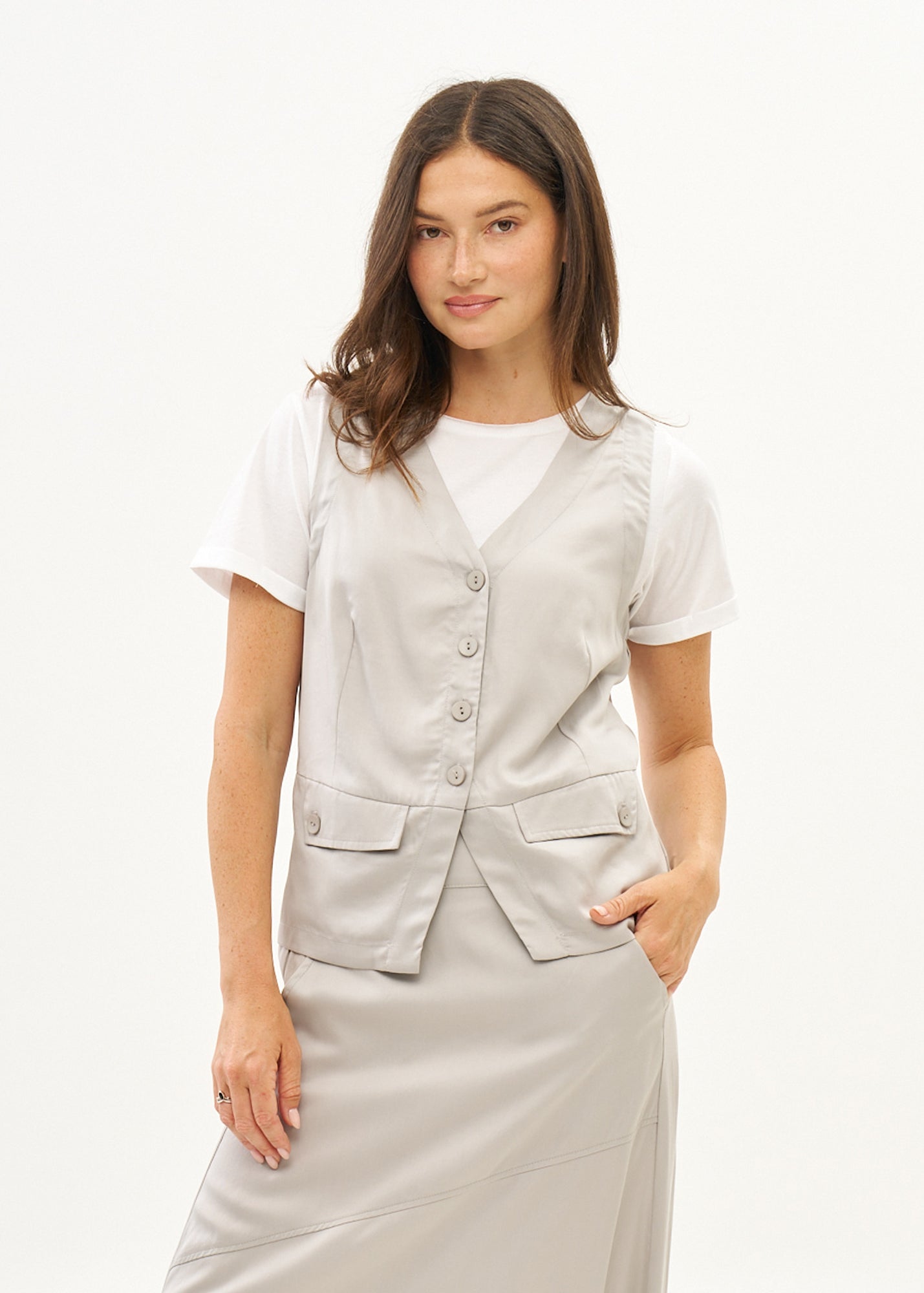 Vest with diagonal pockets and tie-back in grey