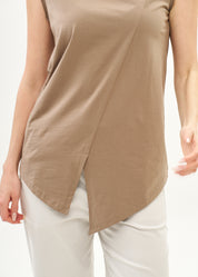 Undershirt with diagonal stitching and brown spikes