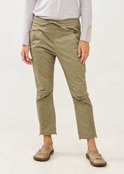 Green knee-length trousers