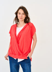 A shirt with a red ribbed hood - 00