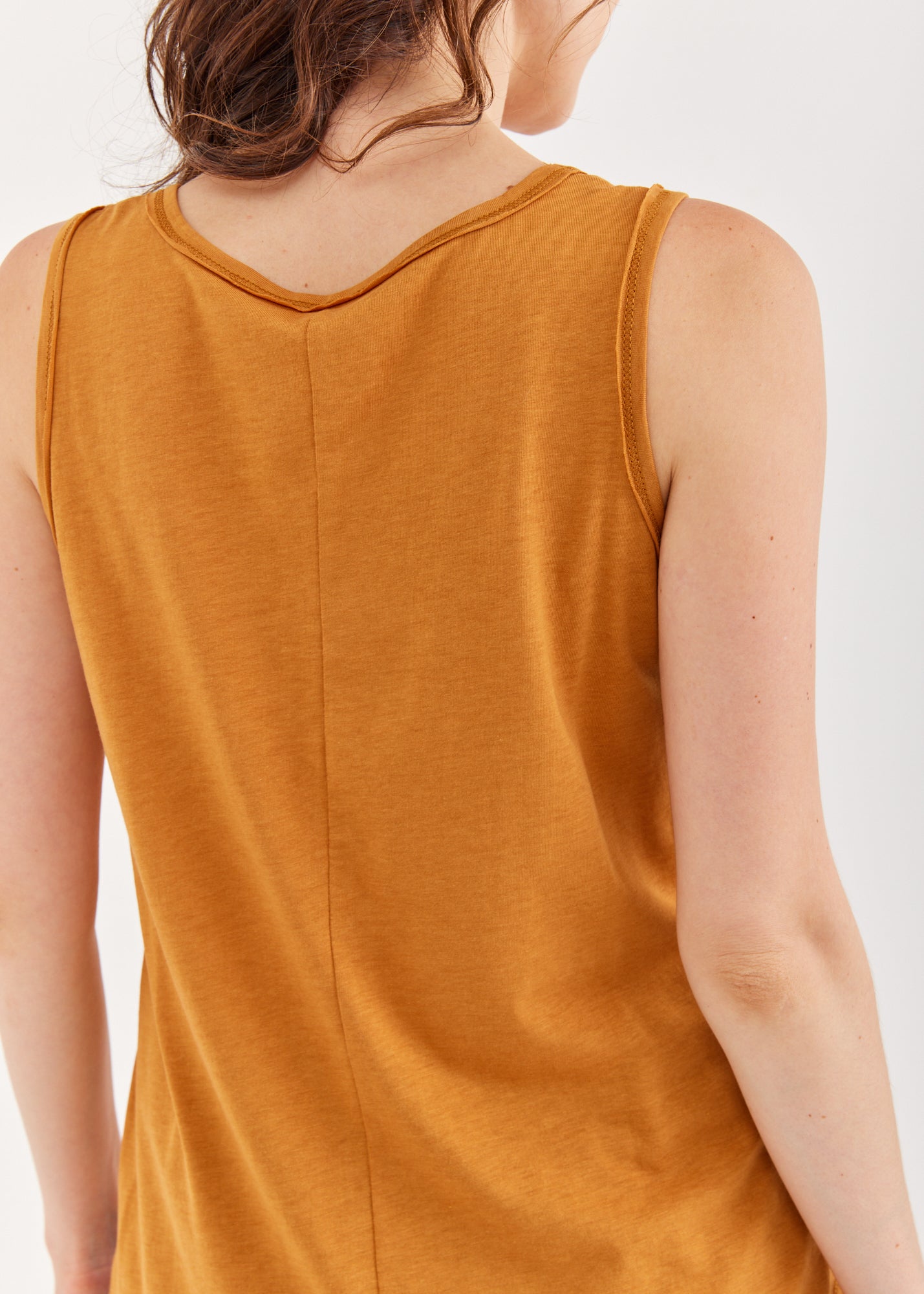 Asymmetric tank top with a stripe in the middle