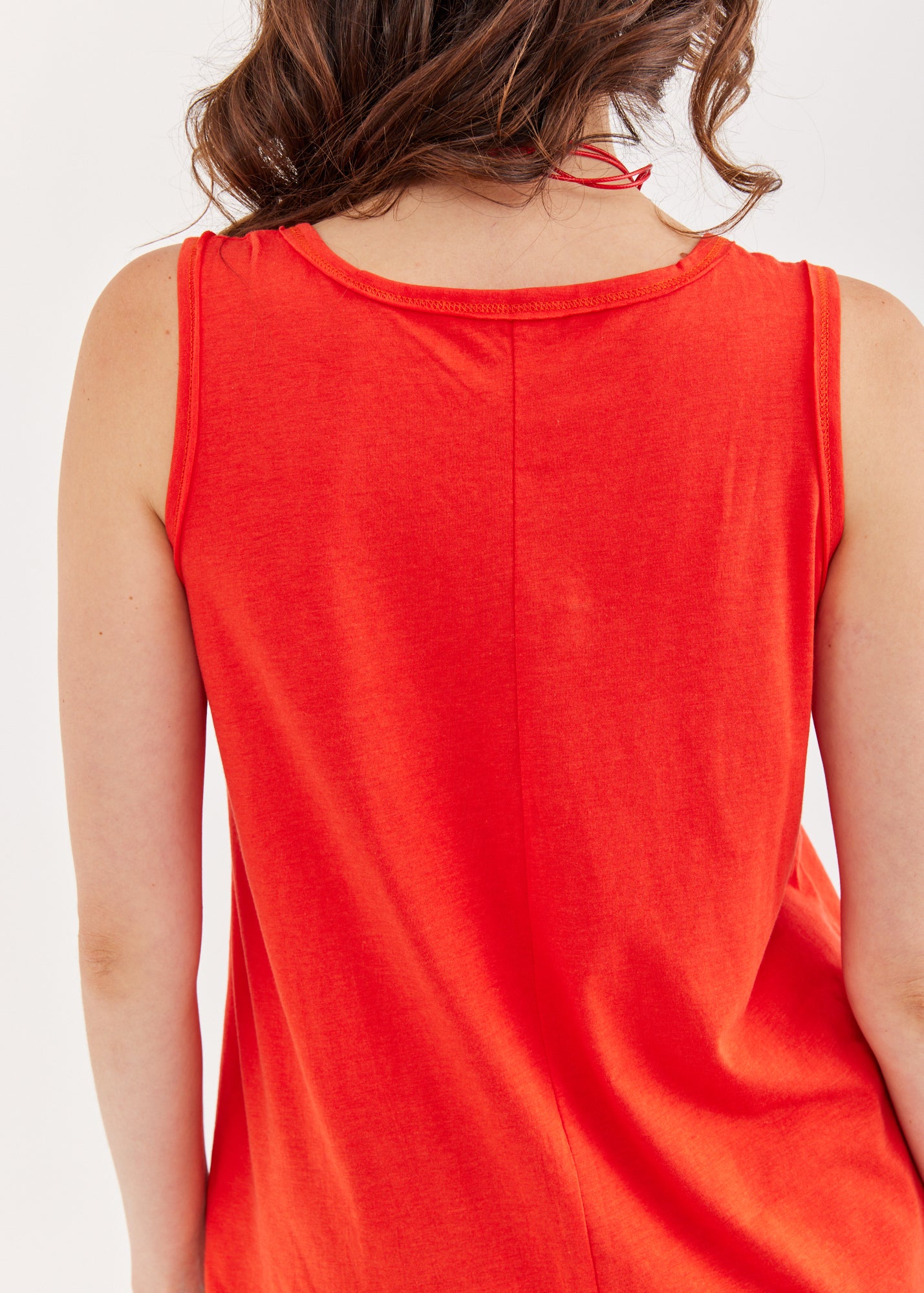 Asymmetric tank top stripe in the middle red