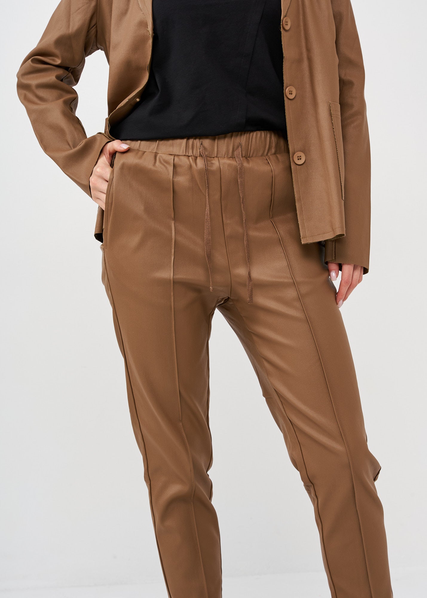 Brown leather-like mid-seam pant