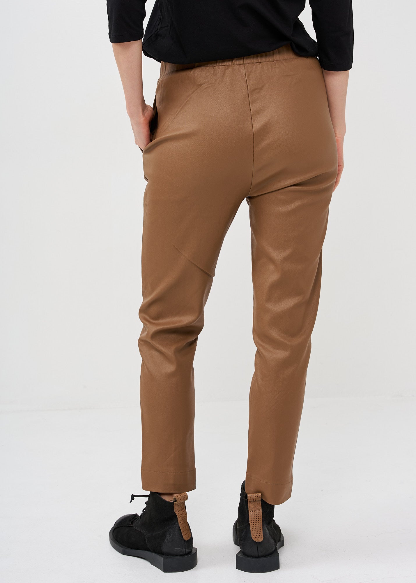 Brown leather-like mid-seam pant