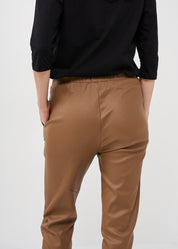 Brown leather-like mid-seam pant