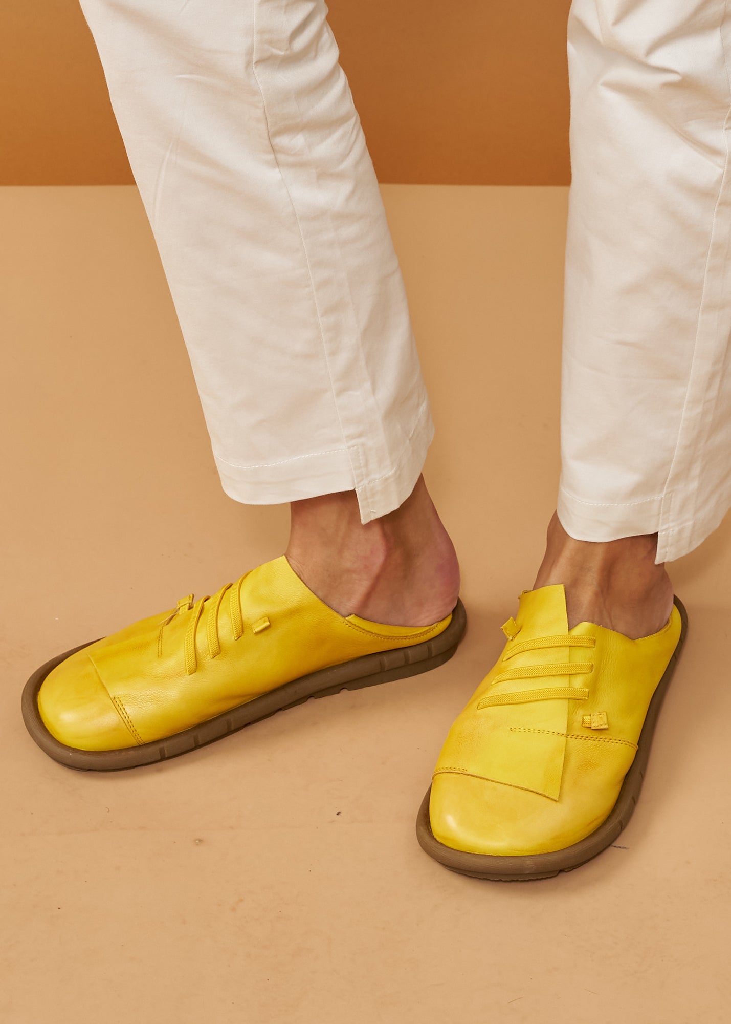 Asymmetric cigar leather comfort shoes with yellow rubber laces