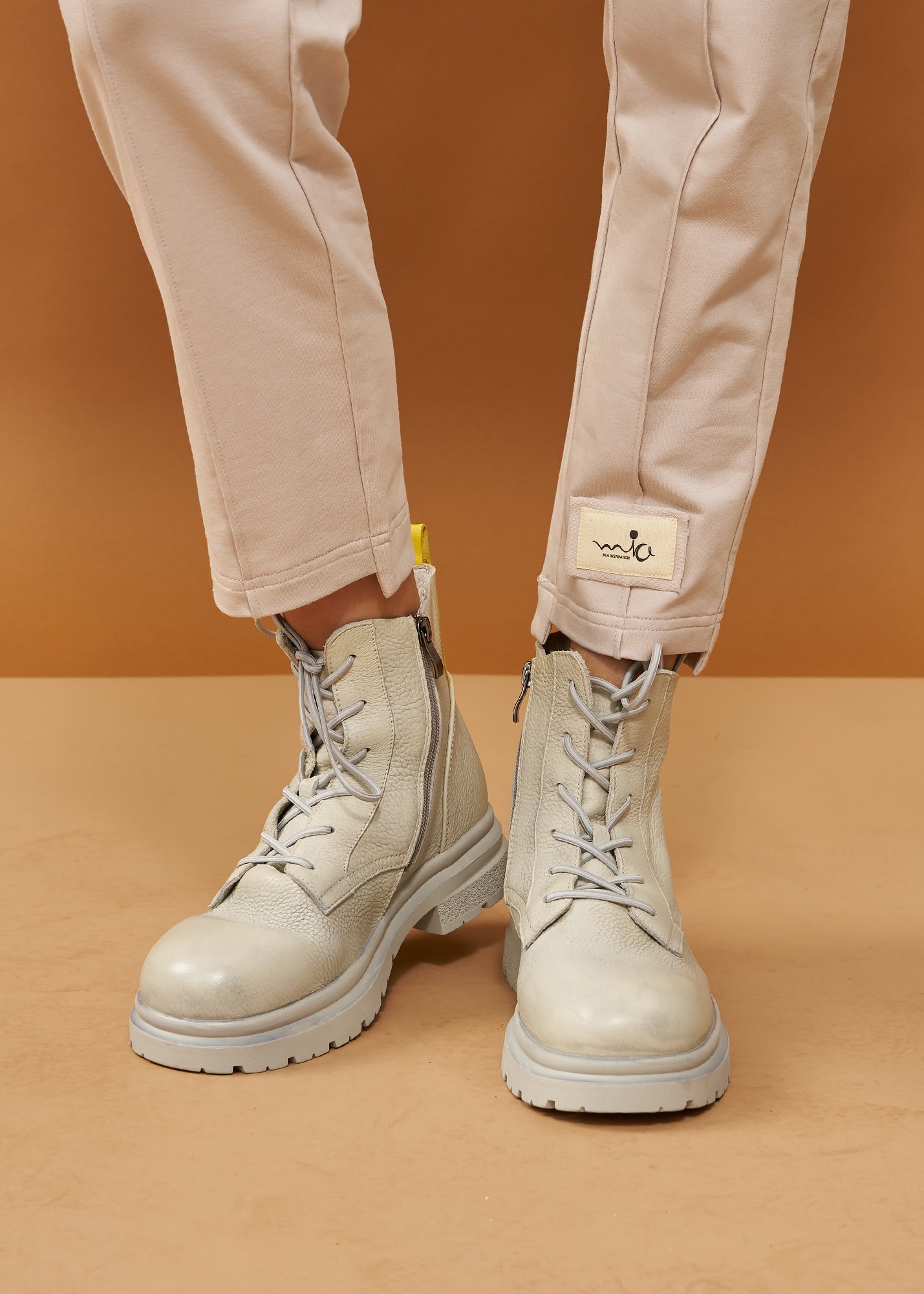Washed gray leather boots with laces and zipper