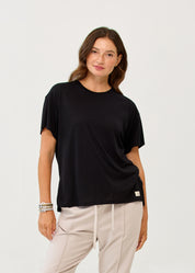 Straight short-sleeved T-shirt with side slits, black