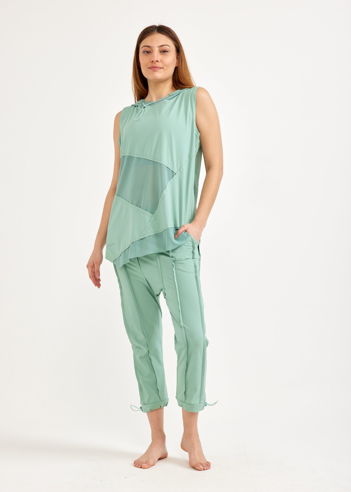 Undershirt with diagonal seams and green mesh combination