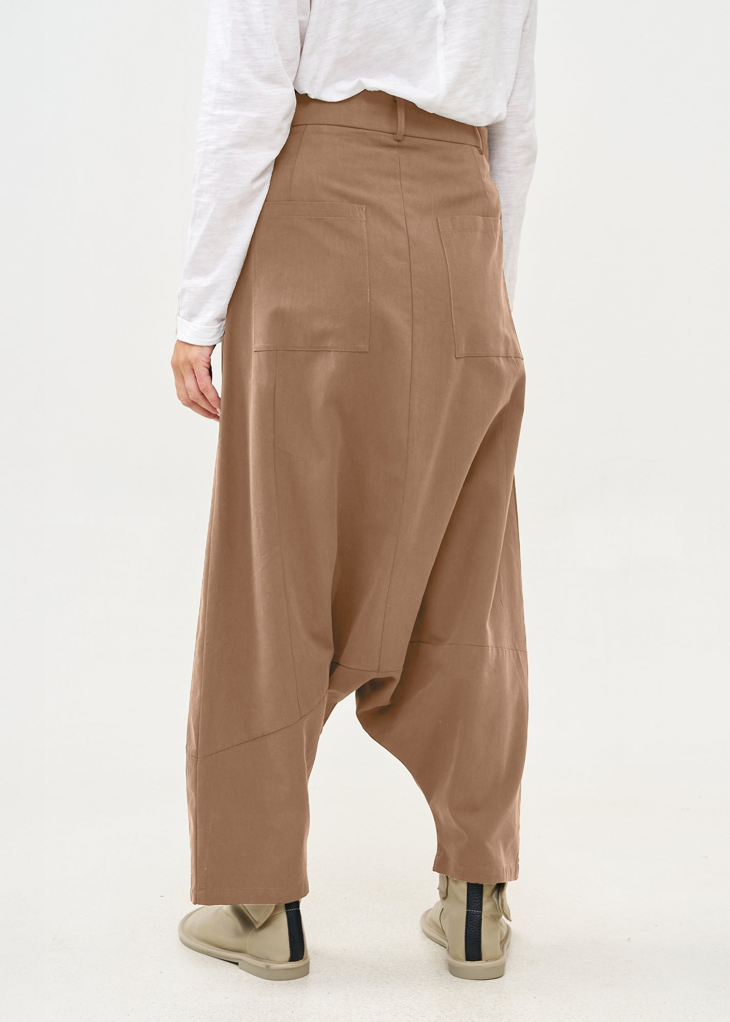 Cut-out skirt pants with pocket, brown color combination