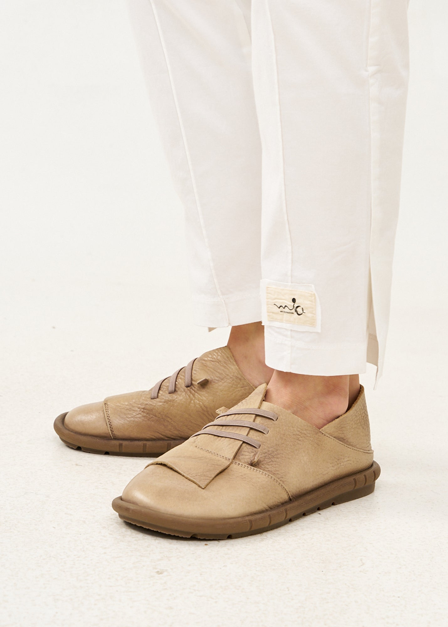 Asymmetric cigar leather comfort shoes with brown rubber laces