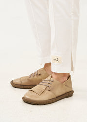 Asymmetric cigar leather comfort shoes with brown rubber laces
