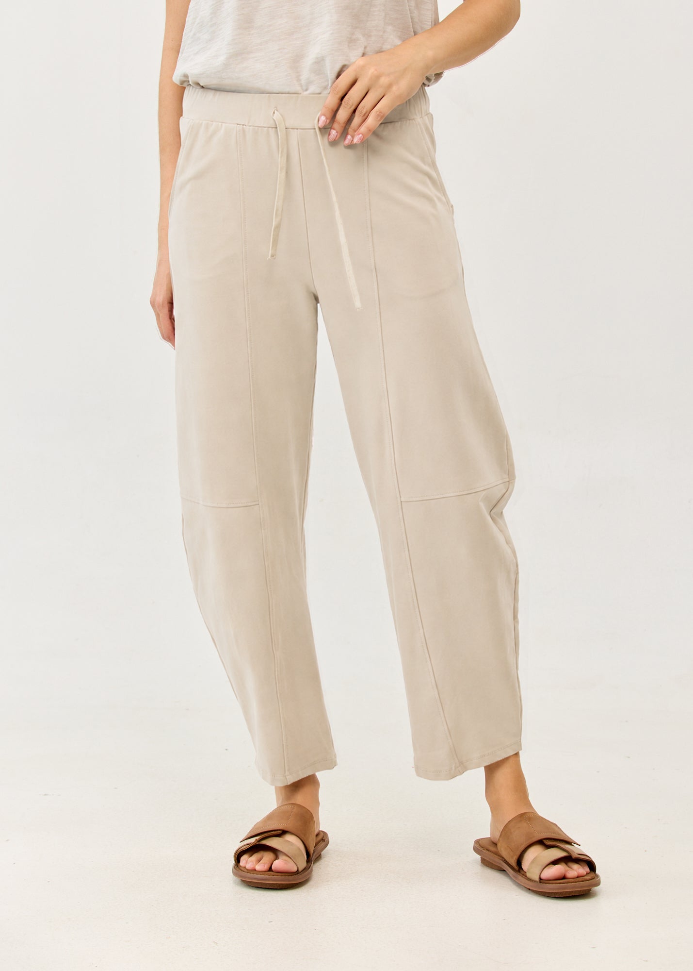 Pants with seams and elastic at the top, Stone