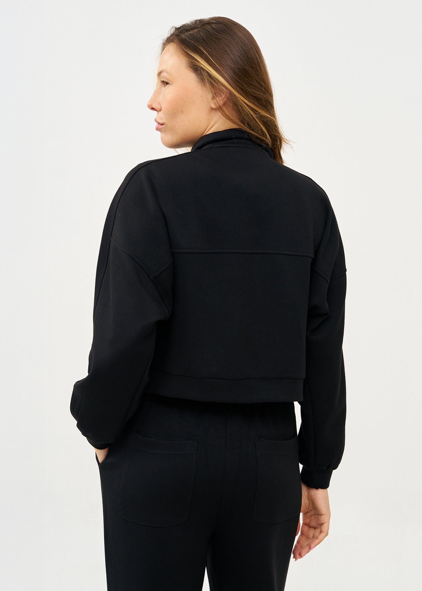Jacket with two front pockets and a black zipper