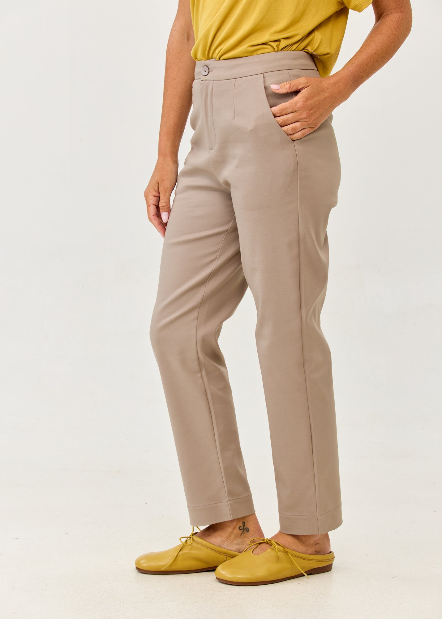 Classic trousers, zip and button closure