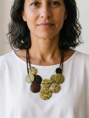 שרשרת דיסקיות קוקוס על הצוואר - מבט נוסף