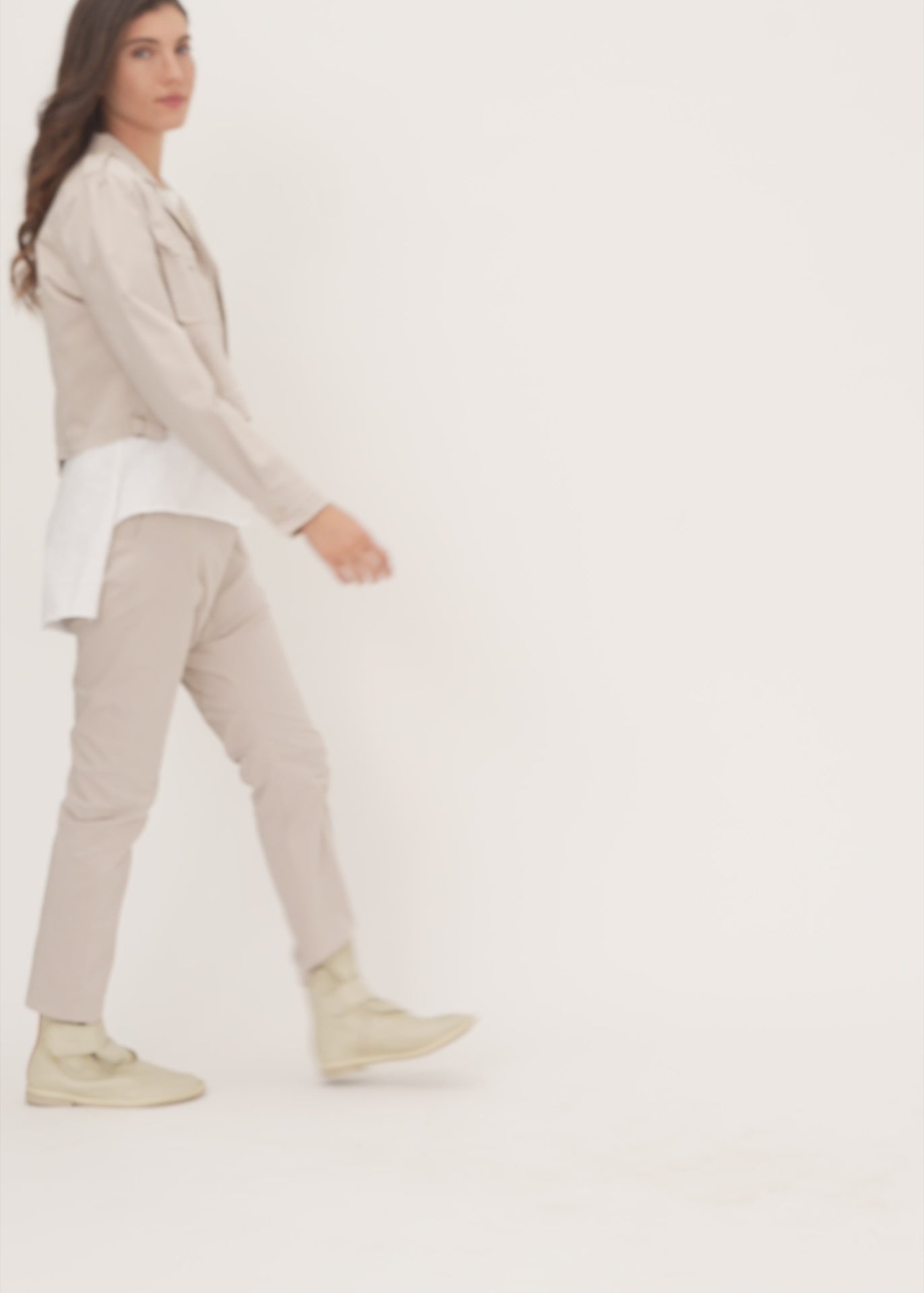 Jacket with two front pockets and a cropped hem, brown