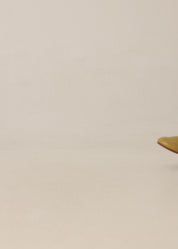 Leather shoes with a foldable heel and a grey elastic tie