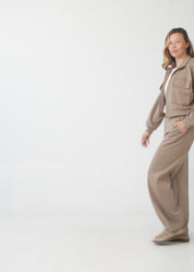 Jacket with two front pockets and a brown zipper