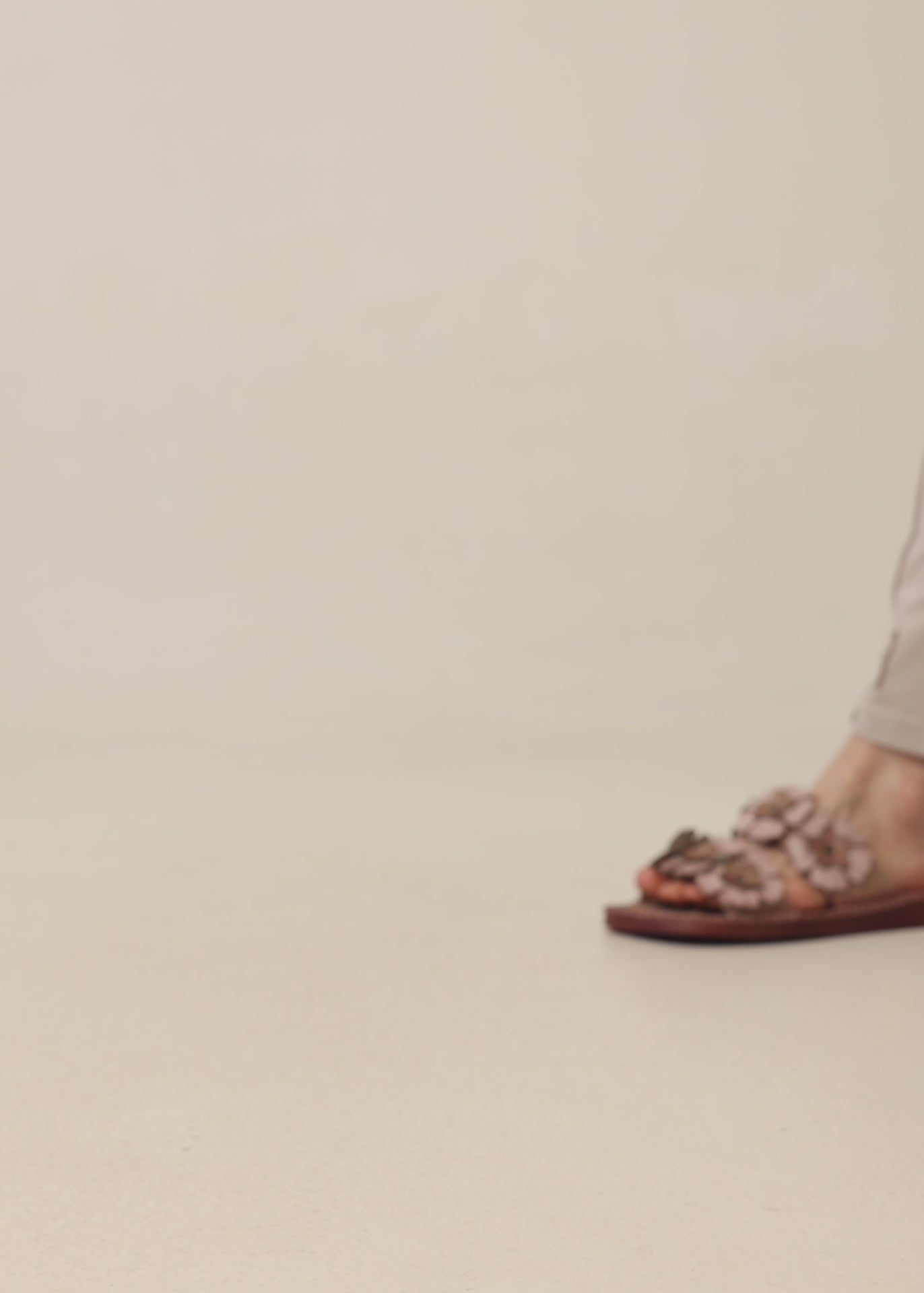 Women's two-strap flip-flops with large beige flowers