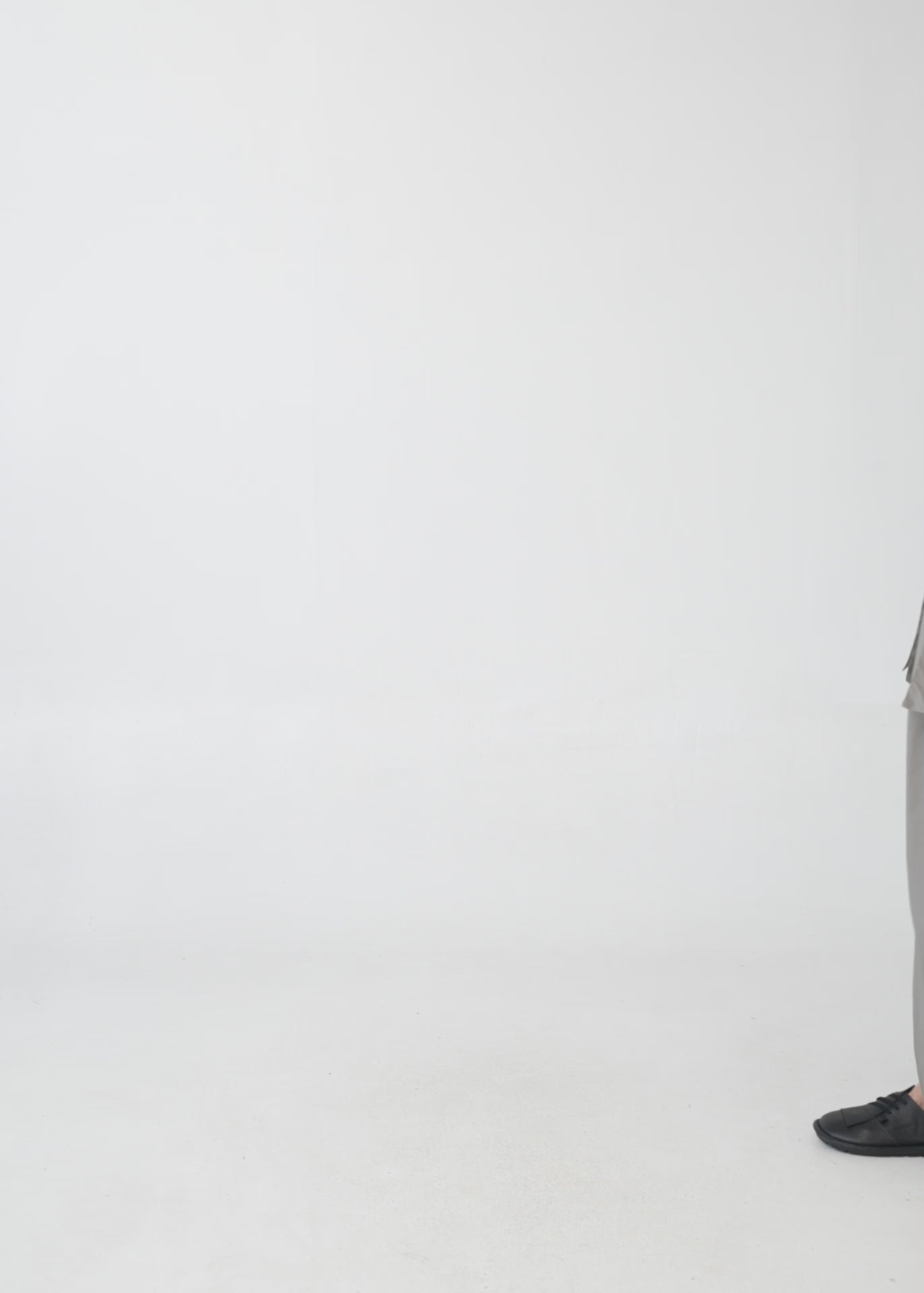 Long-sleeved buttoned dress with two hanging pockets, gray