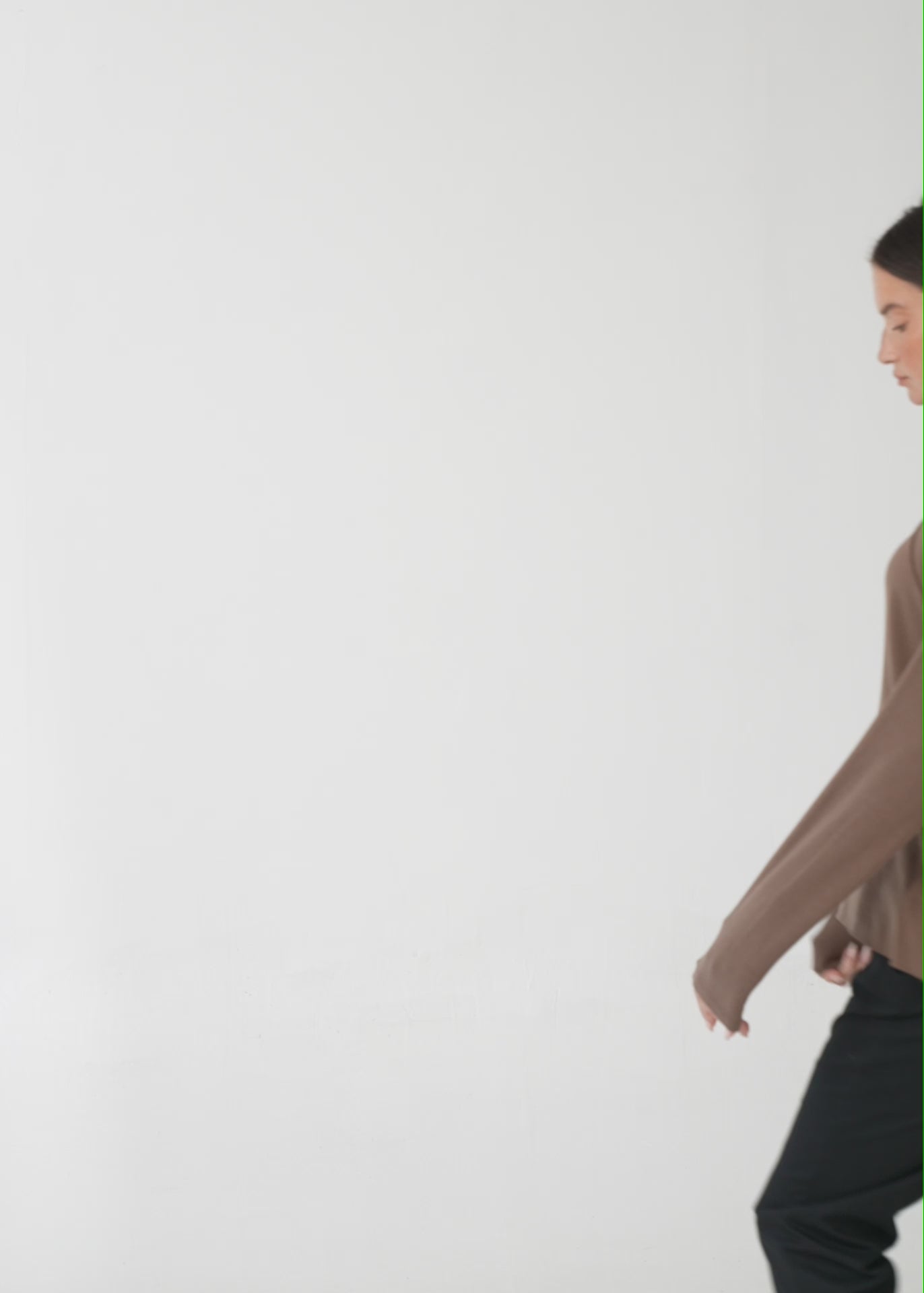 Long sleeve V-neck thin knit shirt in brown